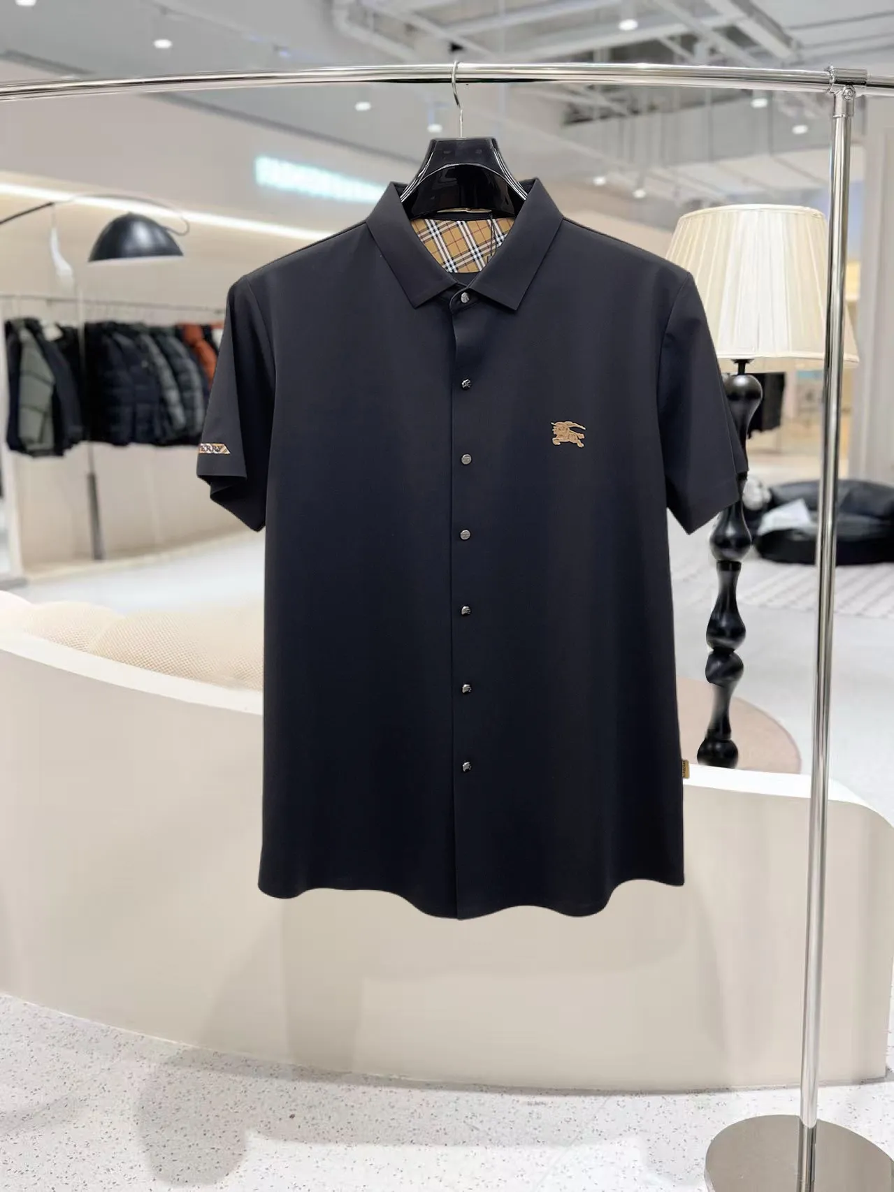 Burberry Premium business white-collar workers must buy this item! Seamless laminated ice silk casual business short-sleeved shirt, made of technical fabrics, ice silk is traceless, feels great on the body, feels smooth and has a great texture! It has good elasticity and no sense of restraint. The fabric has Breathable mesh, which is moisture-wicking and quick-drying to keep you dry. The small lapel placket design shows a tall and straight posture without being too soft. The simple style can be used for both business and leisure. Highly recommended! High-elastic ice silk feels as smooth as jade silk, clean and elegant, and elegant and gentlemanly. High-grade materials, the focus is on the fabric, and quality control is a must. The feel is extremely delicate and smooth, the fabric has a good luster and the upper body frame feels good, it is a mature Quality men's wear! Sweat-free in summer, a new experience for business, commuting and leisure M-4XL